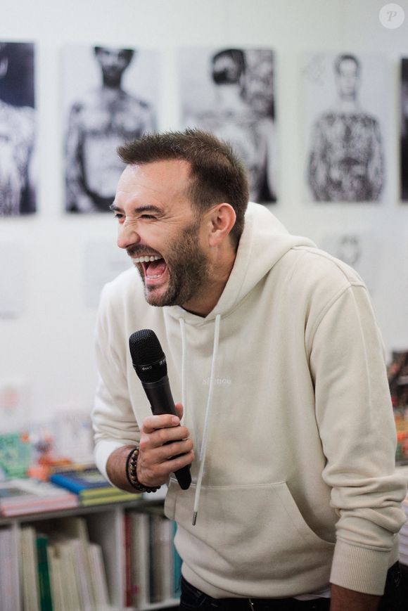 EXCLUSIF- Le chef français Cyril Lignac lors de sa première séance de dédicaces à la veille de la sortie de son nouveau livre "Saisons" à la librairie Mollat à Bordeaux, France, le 16 octobre 2019.  Photo par Thibaud Moritz/ABACAPRESS.COM