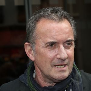 Il a acheté une petite ferme dans le Perche, située à deux heures et demie de la capitale.

Exclusif - Christophe Dechavanne à Paris le 15 février 2016.
Agence / Bestimage