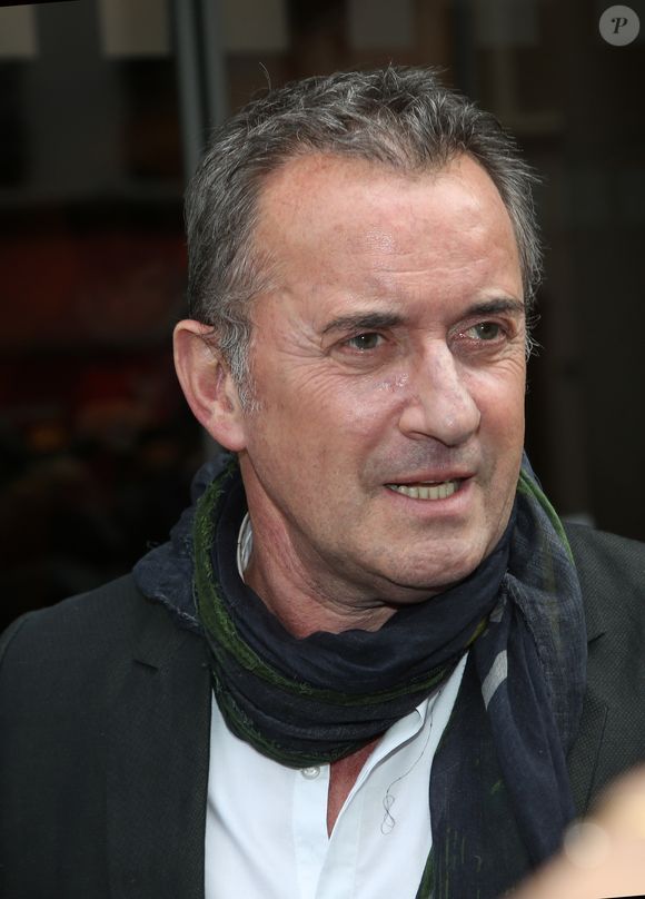 Il a acheté une petite ferme dans le Perche, située à deux heures et demie de la capitale.

Exclusif - Christophe Dechavanne à Paris le 15 février 2016.
Agence / Bestimage