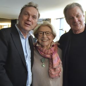 Julien Lepers, Vline Buggy (Liliane Konyn) et Herbert Léonard lors de la remise des insignes de Chevalier de l'ordre des Arts et Lettres à la parolière Vline Buggy (Liliane Konyn) dans les locaux de la SACEM à Paris le 9 avril 2018. © Giancarlo Gorassini / Bestimage