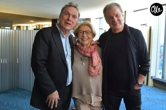 Julien Lepers, Vline Buggy (Liliane Konyn) et Herbert Léonard lors de la remise des insignes de Chevalier de l'ordre des Arts et Lettres à la parolière Vline Buggy (Liliane Konyn) dans les locaux de la SACEM à Paris le 9 avril 2018. © Giancarlo Gorassini / Bestimage
