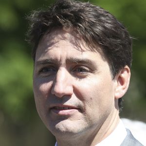 Justin Trudeau, Premier ministre du Canada - F. Riester, ministre de la Culture et J. Trudeau, Premier ministre du Canada, se rendent à la cathédrale Notre-Dame de Paris 1 mois après l'incendie à Paris le 15 mai 2019