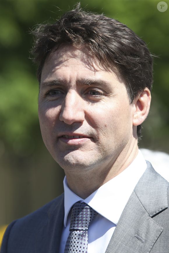 Justin Trudeau, Premier ministre du Canada - F. Riester, ministre de la Culture et J. Trudeau, Premier ministre du Canada, se rendent à la cathédrale Notre-Dame de Paris 1 mois après l'incendie à Paris le 15 mai 2019
