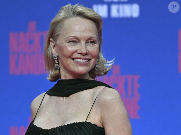 24 juillet 2025, Berlin : L'actrice Pamela Anderson se rend à l'UCI Luxe East Side Gallery pour la première allemande de "Die nackte Kanone Reboot". Photo par Jens Kalaene/dpa/ABACAPRESS.COM
