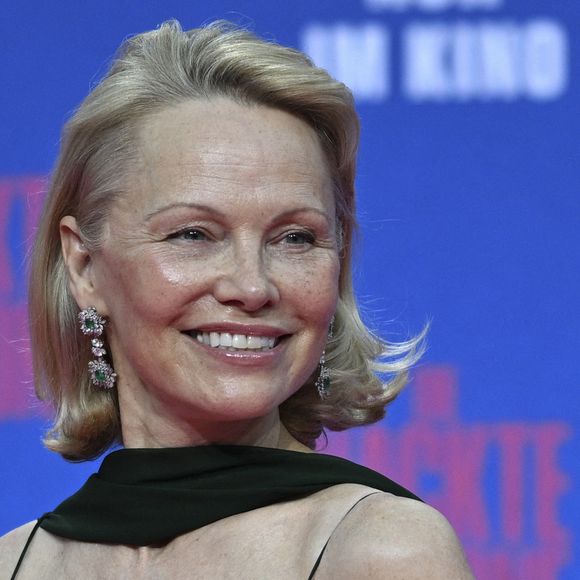 24 juillet 2025, Berlin : L'actrice Pamela Anderson se rend à l'UCI Luxe East Side Gallery pour la première allemande de "Die nackte Kanone Reboot". Photo par Jens Kalaene/dpa/ABACAPRESS.COM
