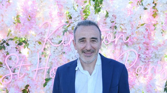 "Faire un enfant à 60 balais, c'est..." : Elie Semoun évoque la naissance de son fils, né de sa relation avec Aude Fraineau, de 34 ans sa cadette