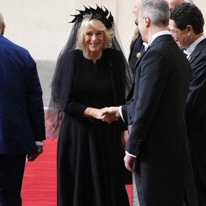 Le roi Charles III d'Angleterre et Camilla Parker Bowles, reine consort d'Angleterre, arrivent au Vatican à Rome, le 23 octobre 2025. Photo par PA Photo/ Bestimage