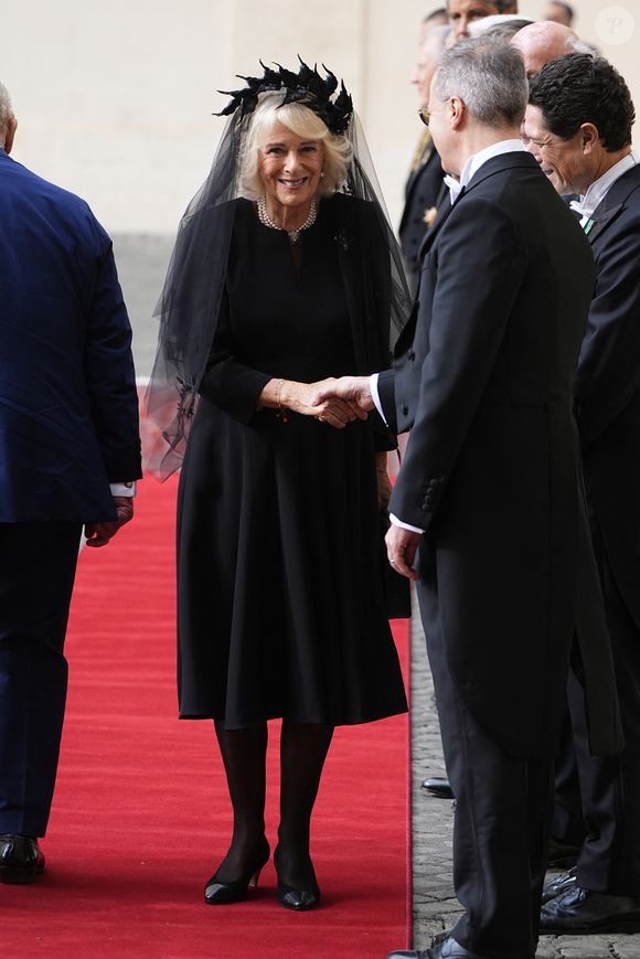 Le roi Charles III d'Angleterre et Camilla Parker Bowles, reine consort d'Angleterre, arrivent au Vatican à Rome, le 23 octobre 2025. Photo par PA Photo/ Bestimage
