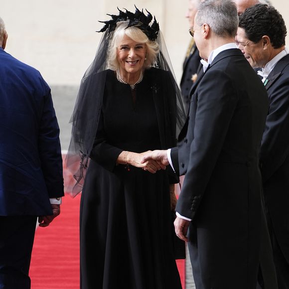 Le roi Charles III d'Angleterre et Camilla Parker Bowles, reine consort d'Angleterre, arrivent au Vatican à Rome, le 23 octobre 2025. Photo par PA Photo/ Bestimage