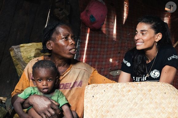 Mesurant sa chance d'en être arrivée là où elle est aujourd'hui, la star des bulletins météo s'engage dans diverses associations afin de prendre soin des autres. 

Tatiana Silva est en mission pour l'Unicef dans le sud de Madagascar en Avril 2023. Commune rurale d'Andranobory, Tatiana a été invité dans la famille du petit Holongo âgé de 18 mois dans les bras de sa maman. © Arnaud Juherian / Unicef via Bestimage