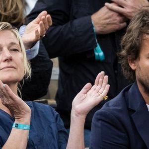 En parallèle, il continuera d'être chroniqueur dans "C à vous".

Anne-Élisabeth Lemoine et Bertrand Chameroy en tribunes lors des Internationaux de France de Tennis de Roland Garros 2025, à Paris, France, le 7 juin 2025. © Cyril Moreau/Bestimage