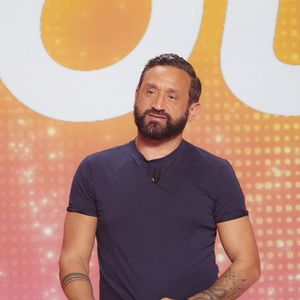 Une façon de montrer que Cyril Hanouna est bien implanté dans le groupe M6. 

Cyril Hanouna sur le plateau de l'émission "Tout beau, tout n9uf" présentée par C.Hanouna, et diffusé en direct sur W9, Paris, France, le 3 octobre 2025. © Jack Tribeca / Bestimage