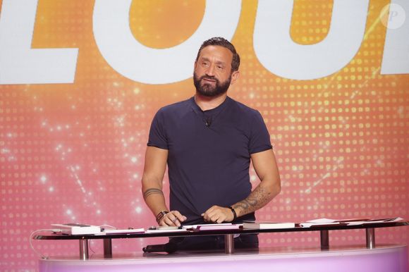 Une façon de montrer que Cyril Hanouna est bien implanté dans le groupe M6. 

Cyril Hanouna sur le plateau de l'émission "Tout beau, tout n9uf" présentée par C.Hanouna, et diffusé en direct sur W9, Paris, France, le 3 octobre 2025. © Jack Tribeca / Bestimage