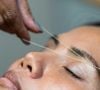Avant toute chose, le choix du crayon à sourcils est essentiel. Une teinte trop foncée ou trop chaude risque de durcir les traits et de donner un rendu artificiel. 

Rune Enstad /Unsplash