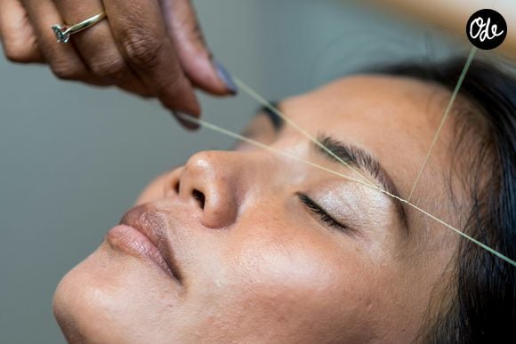 Avant toute chose, le choix du crayon à sourcils est essentiel. Une teinte trop foncée ou trop chaude risque de durcir les traits et de donner un rendu artificiel. 

Rune Enstad /Unsplash