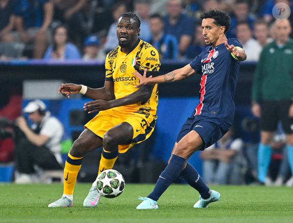 31 mai 2025, Bavière, Munich : Football : Ligue des champions, Paris Saint-Germain - Inter Milan, match à élimination directe, finale à la Munich Football Arena. Marcus Thuram (g) de Milan et Marquinhos de Paris se disputent le ballon. Photo : Sven Hoppe/DPA/ABACAPRESS.COM