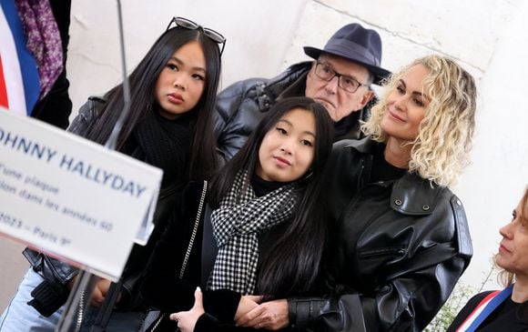 Laeticia Hallyday, ses filles Joy et Jade, Jean-Claude Camus lors de l'inauguration d'une plaque commémorative en hommage à Johnny Hallyday devant l'immeuble où le chanteur français a grandi dans le 9ème arrondissement de Paris, France, le 22 décembre 2023. © Dominique Jacovides/Bestimage