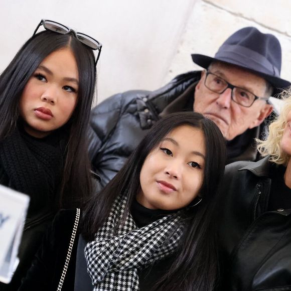 Laeticia Hallyday, ses filles Joy et Jade, Jean-Claude Camus lors de l'inauguration d'une plaque commémorative en hommage à Johnny Hallyday devant l'immeuble où le chanteur français a grandi dans le 9ème arrondissement de Paris, France, le 22 décembre 2023. © Dominique Jacovides/Bestimage