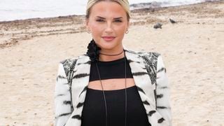 Kelly Vedovelli : Ses jumelles de quelques semaines dans un lieu emblématique de Saint-Tropez, elles goûtent déjà à la jet set !