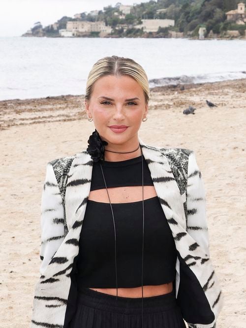 Kelly Vedovelli : Ses jumelles de quelques semaines dans un lieu emblématique de Saint-Tropez, elles goûtent déjà à la jet set !