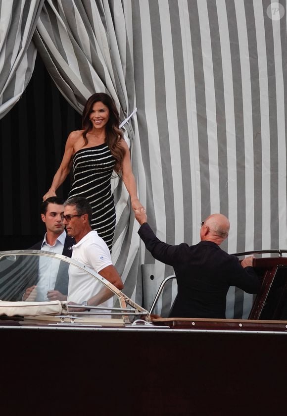 Ce mariage mêle ainsi monde de la tech, célébrités hollywoodiennes et figures diplomatiques, promettant un événement d’exception dans la cité des Doges.

Venise, ITALIE - Jeff Bezos et sa fiancée Lauren Sánchez ont été aperçus arrivant en bateau pour un élégant dîner précédant leur mariage, en compagnie de Diane von Fürstenberg et Barry Diller, dans le somptueux Palazzo Brandolini. Le couple a fait une entrée remarquée, tout en style, à la veille des festivités. Le 26 juin 2025. Backgrid UK/ Bestimage

Sur la photo : Jeff Bezos, Lauren Sánchez