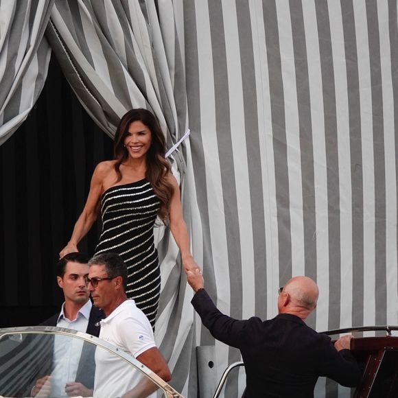 Ce mariage mêle ainsi monde de la tech, célébrités hollywoodiennes et figures diplomatiques, promettant un événement d’exception dans la cité des Doges.

Venise, ITALIE - Jeff Bezos et sa fiancée Lauren Sánchez ont été aperçus arrivant en bateau pour un élégant dîner précédant leur mariage, en compagnie de Diane von Fürstenberg et Barry Diller, dans le somptueux Palazzo Brandolini. Le couple a fait une entrée remarquée, tout en style, à la veille des festivités. Le 26 juin 2025. Backgrid UK/ Bestimage

Sur la photo : Jeff Bezos, Lauren Sánchez