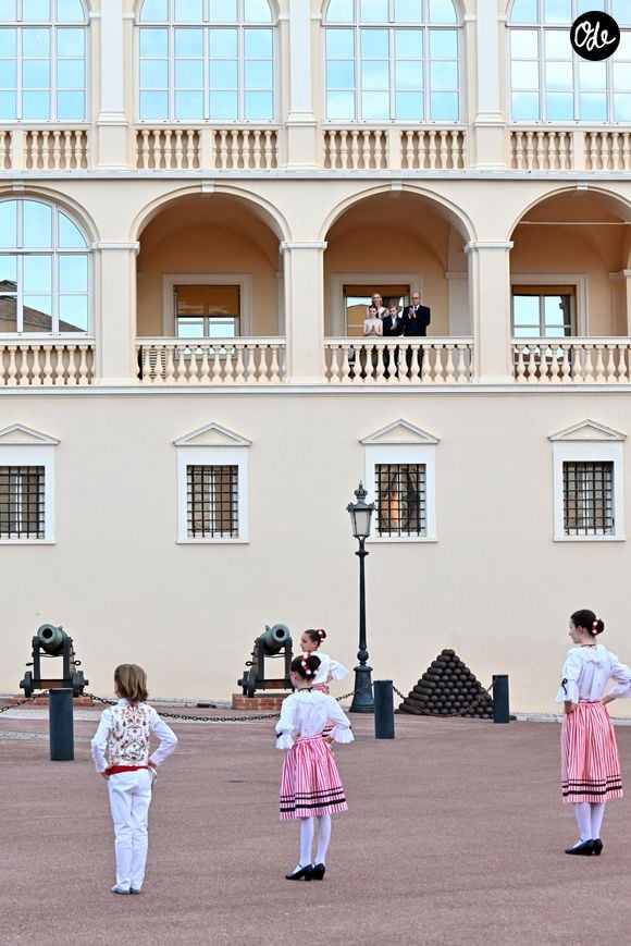Le prince Albert II de Monaco, la princesse Charlène de Monaco, le prince héréditaire Jacques de Monaco, marquis des Baux, la princesse Gabriella de Monaco, comtesse de Carladès, lors de la célébration de la fête de la Saint Jean sur la Place du Palais princier de Monaco, le 23 juin 2026. La Saint Jean est à l'origine une fête païenne puis chrétienne. Pour les païens, c'était une fête qui célébrait les moissons. Une fois christianisée, cette fête est devenue celle du solstice d'été et donc la fête de la lumière. © Bruno Bebert / Bestimage