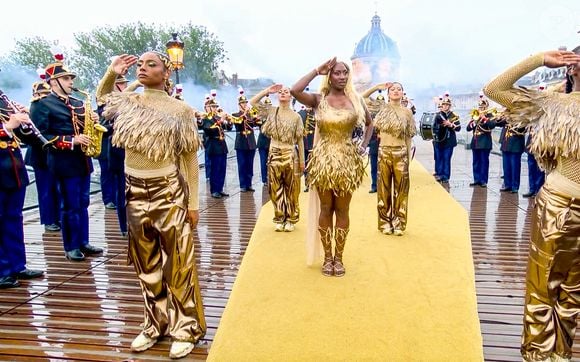 Aya Nakamura chante lors de la cérémonie d'ouverture des Jeux Olympiques (JO) de Paris 2024, à Paris, France, le 26 juillet 2024. ©Capture TV France 2 via Bestimage