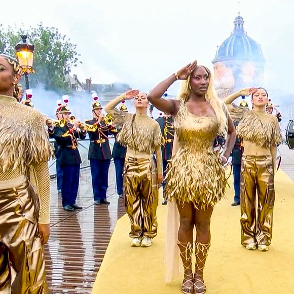 Aya Nakamura chante lors de la cérémonie d'ouverture des Jeux Olympiques (JO) de Paris 2024, à Paris, France, le 26 juillet 2024.
©Capture TV France 2 via Bestimage