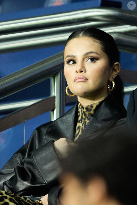 Selena Gomez - Tribunes lors du match de football Ligue 1 Uber Eats opposant le PSG à l'OM (4-0) au Parc des Princes. Paris. © Cyril Moreau/Bestimage