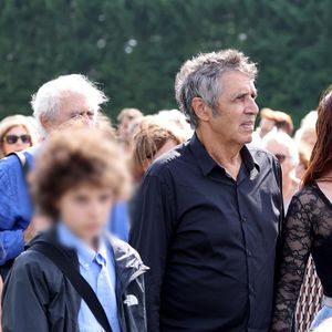 Julien Clerc, sa femme Hélène Grémillon et leur fils Léonard Clerc aux obsèques civiles du journaliste Gérard Leclerc au cimetière des Trois-Moutiers à Loudun, dans la Vienne, France, le 24 août 2023. © Dominique Jacovides/Bestimage
