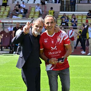 Marco Simone et Nikos Aliagas lors du match de football caritatif au stade Louis II de Monaco opposant les Barbagiuans aux pilotes de l'équipe Nazionale Piloti dans le cadre de la "Racing Stars Football Cup" le 3 juin 2026.
Depuis 35 ans, des pilotes automobiles participent chaque année à un match de football caritatif organisé à Monaco. Ce " match des pilotes " a accueilli tous les plus grands de la Formule 1, y compris Michael Schumacher. En 2025, une nouvelle mouture a vu le jour, la Racing Stars Football Cup, sous la houlette de Louis Ducruet, le fils de la princesse Stéphanie. Ce 3 juin 2026, avait lieu la deuxième édition de l'événement caritatif, organisé au profit de deux associations.
Les fonds récoltés lors de l'événement seront reversés à deux associations. La première est " Mercy Ships ", qui déploie des navires-hôpitaux afin d'offrir des soins chirurgicaux gratuits en Afrique. La seconde association est " Les Soins de l'espoir ", qui est engagée auprès d'enfants et d'adultes défavorisés en Asie du Sud-Est, notamment au Vietnam.
Les Barbagiuans ont remporté le match 6 - 2

© Bruno Bebert / Bestimage