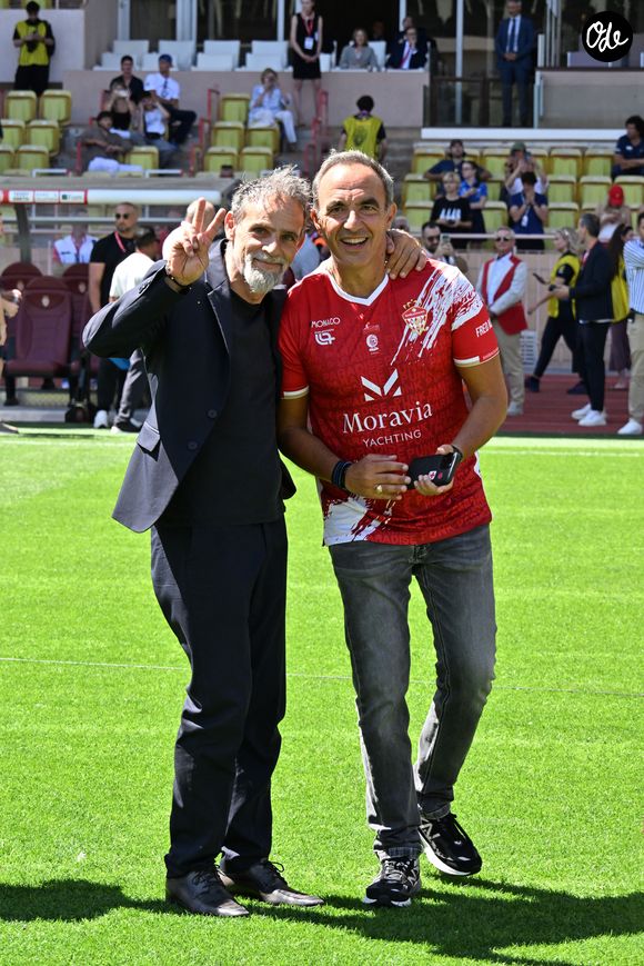 Marco Simone et Nikos Aliagas lors du match de football caritatif au stade Louis II de Monaco opposant les Barbagiuans aux pilotes de l'équipe Nazionale Piloti dans le cadre de la "Racing Stars Football Cup" le 3 juin 2026.
Depuis 35 ans, des pilotes automobiles participent chaque année à un match de football caritatif organisé à Monaco. Ce " match des pilotes " a accueilli tous les plus grands de la Formule 1, y compris Michael Schumacher. En 2025, une nouvelle mouture a vu le jour, la Racing Stars Football Cup, sous la houlette de Louis Ducruet, le fils de la princesse Stéphanie. Ce 3 juin 2026, avait lieu la deuxième édition de l'événement caritatif, organisé au profit de deux associations.
Les fonds récoltés lors de l'événement seront reversés à deux associations. La première est " Mercy Ships ", qui déploie des navires-hôpitaux afin d'offrir des soins chirurgicaux gratuits en Afrique. La seconde association est " Les Soins de l'espoir ", qui est engagée auprès d'enfants et d'adultes défavorisés en Asie du Sud-Est, notamment au Vietnam.
Les Barbagiuans ont remporté le match 6 - 2

© Bruno Bebert / Bestimage