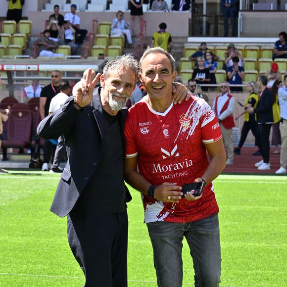 Marco Simone et Nikos Aliagas lors du match de football caritatif au stade Louis II de Monaco opposant les Barbagiuans aux pilotes de l'équipe Nazionale Piloti dans le cadre de la "Racing Stars Football Cup" le 3 juin 2026.
Depuis 35 ans, des pilotes automobiles participent chaque année à un match de football caritatif organisé à Monaco. Ce " match des pilotes " a accueilli tous les plus grands de la Formule 1, y compris Michael Schumacher. En 2025, une nouvelle mouture a vu le jour, la Racing Stars Football Cup, sous la houlette de Louis Ducruet, le fils de la princesse Stéphanie. Ce 3 juin 2026, avait lieu la deuxième édition de l'événement caritatif, organisé au profit de deux associations.
Les fonds récoltés lors de l'événement seront reversés à deux associations. La première est " Mercy Ships ", qui déploie des navires-hôpitaux afin d'offrir des soins chirurgicaux gratuits en Afrique. La seconde association est " Les Soins de l'espoir ", qui est engagée auprès d'enfants et d'adultes défavorisés en Asie du Sud-Est, notamment au Vietnam.
Les Barbagiuans ont remporté le match 6 - 2

© Bruno Bebert / Bestimage