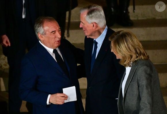 A peine la passation des pouvoirs faites avec Michel Barnier, des casseroles surgissent.

Le nouveau premier ministre François Bayrou avec Michel Barnier et sa femme Isabelle Altmayer - L'ancien Premier ministre M.Barnier et le nouveau Premier ministre F.Bayrou lors de la cérémonie de passation de pouvoir à l'hôtel Matignon à Paris, France, le 13 décembre 2024.

 © Christian Liewig / Bestimage