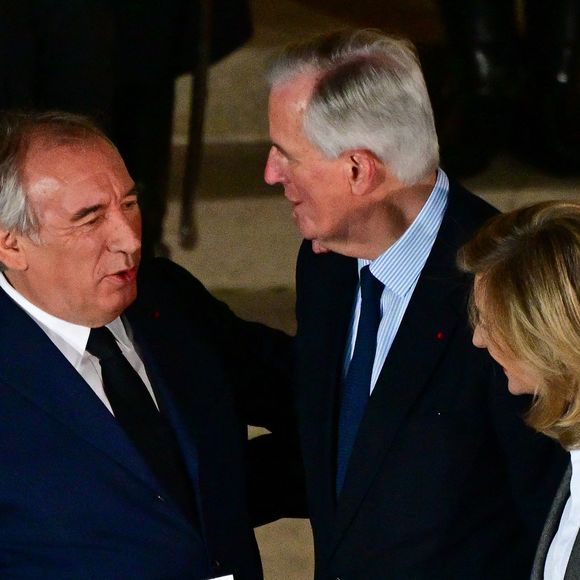 A peine la passation des pouvoirs faites avec Michel Barnier, des casseroles surgissent.

Le nouveau premier ministre François Bayrou avec Michel Barnier et sa femme Isabelle Altmayer - L'ancien Premier ministre M.Barnier et le nouveau Premier ministre F.Bayrou lors de la cérémonie de passation de pouvoir à l'hôtel Matignon à Paris, France, le 13 décembre 2024.

 © Christian Liewig / Bestimage