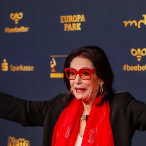 À noter que l'utilisation d’une de ses chansons dans la série "Cassandra" sur Netflix lui a permis de gagner de nouveaux fans, qu’elle accueille à bras ouverts.

Nana Mouskouri se rendra à la cérémonie de remise des prix des médias "Goldene Henne" à Leipzig. Ce prix est décerné à des stars de la musique, du sport et du show-business. Leipzig, Saxe, Allemagne, 7 octobre 2022. Photo de Gerald Matzka/DPA/ABACAPRESS.COM
