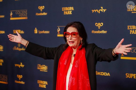 À noter que l'utilisation d’une de ses chansons dans la série "Cassandra" sur Netflix lui a permis de gagner de nouveaux fans, qu’elle accueille à bras ouverts.

Nana Mouskouri se rendra à la cérémonie de remise des prix des médias "Goldene Henne" à Leipzig. Ce prix est décerné à des stars de la musique, du sport et du show-business. Leipzig, Saxe, Allemagne, 7 octobre 2022. Photo de Gerald Matzka/DPA/ABACAPRESS.COM