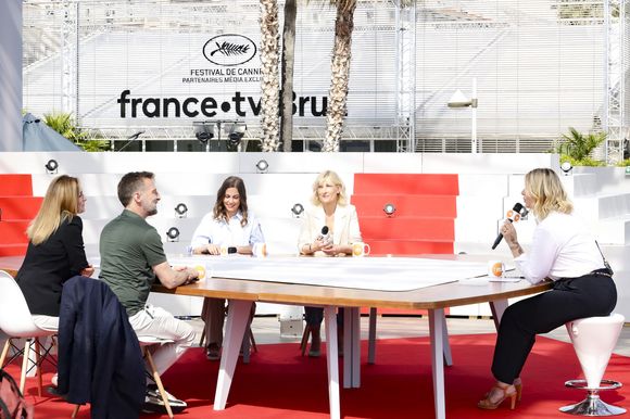 Exclusif - Flavie Flament, Charlotte Lipinska, Camille Dahan, Mathieu Kassovitz et Julie Gayet sur le plateau de l'émission Télématin en marge du 78ème Festival International du Film de Cannes, France, le 22 mai 2025. © Jack Tribeca/Bestimage