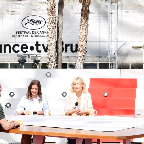 Exclusif - Flavie Flament, Charlotte Lipinska, Camille Dahan, Mathieu Kassovitz et Julie Gayet sur le plateau de l'émission Télématin en marge du 78ème Festival International du Film de Cannes, France, le 22 mai 2025. © Jack Tribeca/Bestimage