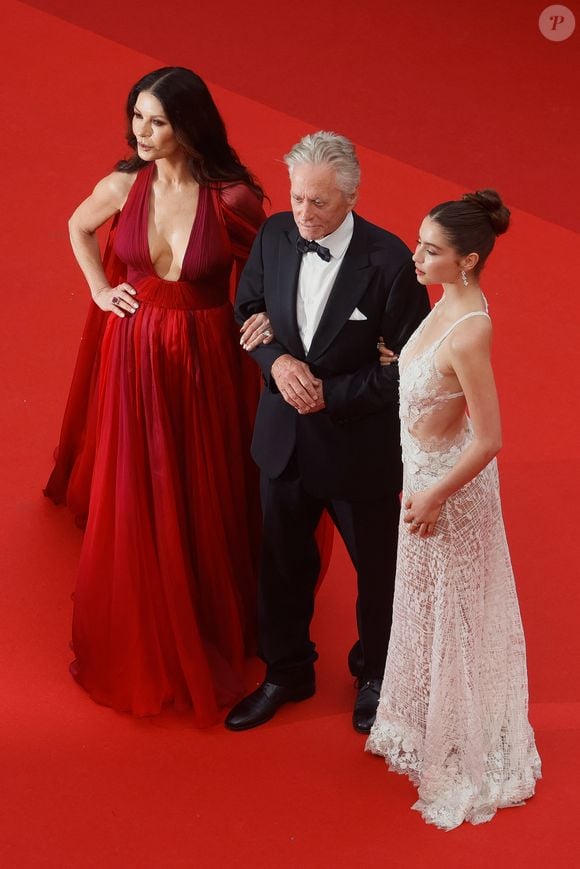 Au même titre que son époux Michael Douglas, celle qui est actuellement à l'affiche de la deuxième saison de la série "Mercredi" disponible sur Netflix a marqué l'histoire du 7ème art. Michael Douglas entouré de sa femme Catherine Zeta-Jones et sa fille Carys Zeta Douglas - Montée des marches du film « Jeanne du Barry » pour la cérémonie d’ouverture du 76ème Festival International du Film de Cannes, au Palais des Festivals à Cannes. Le 16 mai 2023 © Christophe Clovis / Bestimage