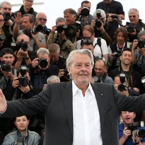 Photocall de la Palme d’or d’honneur à Alain Delon lors du 72ème Festival International du film de Cannes. Le 19 mai 2019 
© Jacovides-Moreau / Bestimage