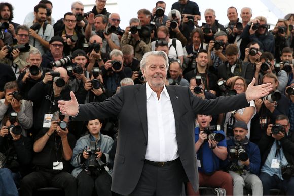 Photocall de la Palme d’or d’honneur à Alain Delon lors du 72ème Festival International du film de Cannes. Le 19 mai 2019 
© Jacovides-Moreau / Bestimage