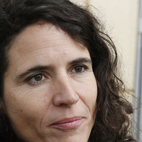 Raison pour laquelle il est aujourd'hui difficile pour elle de se faire appeler Mitterrand même si elle y travaille 
Mazarine Pingeot - Le président de la république Francois Hollande à l'occasion du 20ème anniversaire de la mort de François Mitterrand au cimetière de Jarnac et ensuite à la maison d'enfance de l'ancien président à Jarnac, le 8 janvier 2016. © Patrick Bernard/ Bestimage