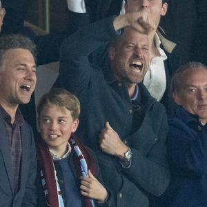 A chacun des buts, le prince a exulté aux côtés de son fils, George qui était lui aussi très heureux. 

Le prince William, prince de Galles, et son fils, le prince George de Galles, assistent au match aller du quart de finale de Ligue des champions entre le PSG et Aston Villa (3-1) au Parc des Princes à Paris le 9 avril 2025. © Cyril Moreau/Bestimage