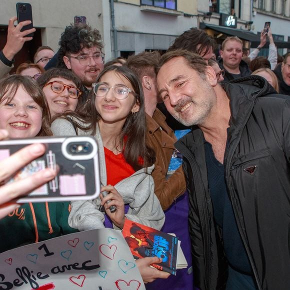 Mais c'était sans compter la gentillesse de Gilles Lellouche qui s'est précipité pour faire signer une feuille à son acolyte et l'a donné au garçon. 

Gilles Lellouche à la présentation de la mini série animée "Asterix et Obelix : le combat des chefs" au Festival Séries Mania à Lille le 23 mars 2025.

© Stéphane Vansteenkiste / Bestimage