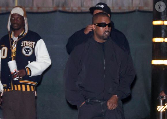 Le rappeur a profité de ce buzz pour continuer à faire parler de lui en tenant notamment des propos antisémites sur X, ancien Twitter.
Exclusif - Kanye West (Ye) et Playboi Carti arrivent au studio d'enregistrement à Los Angeles, le 5 février 2025 ©Backgrid USA / Bestimage