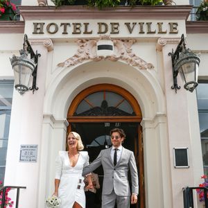 La danseuse professionnelle australienne a épousé Valentin D'Hoore, ancien candidat de "Koh-Lanta" en 2017

Exclusif - Katrina Patchett et Valentin D'Hoore à la sortie de la mairie - Mariage de Katrina Patchett et Valentin D'Hoore vendredi à 14 h à la mairie de Linselles dans les Hauts-de-France suivi d'une cérémonie civile d'échange d'anneaux, dont le maître de cérémonie était Maxime Dereymez, dans l'orangerie du château du Biez à Pecq en Belgique le 1er septembre 2017. © Philippe Doignon/Bestimage

Crédits obligatoires :
Valentin D'Hoore habillé par Hugo Boss
Katrina Patchett en robe Costarellos et chaussures Louboutin
Coiffure : Alexandra Dieu pour Vog coiffure
Maquillage : Marie Laure Thanneur