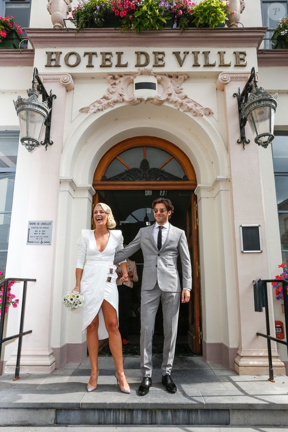 La danseuse professionnelle australienne a épousé Valentin D'Hoore, ancien candidat de "Koh-Lanta" en 2017

Exclusif - Katrina Patchett et Valentin D'Hoore à la sortie de la mairie - Mariage de Katrina Patchett et Valentin D'Hoore vendredi à 14 h à la mairie de Linselles dans les Hauts-de-France suivi d'une cérémonie civile d'échange d'anneaux, dont le maître de cérémonie était Maxime Dereymez, dans l'orangerie du château du Biez à Pecq en Belgique le 1er septembre 2017. © Philippe Doignon/Bestimage

Crédits obligatoires :
Valentin D'Hoore habillé par Hugo Boss
Katrina Patchett en robe Costarellos et chaussures Louboutin
Coiffure : Alexandra Dieu pour Vog coiffure
Maquillage : Marie Laure Thanneur