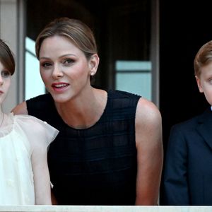 La princesse Gabriella de Monaco, comtesse de Carladès, La princesse Charlène de Monaco, Le prince Jacques de Monaco, marquis des Baux lors de la célébration de la fête de la Saint Jean sur la Place du Palais princier de Monaco, le 23 juin 2025.

© Bruno Bebert / Bestimage